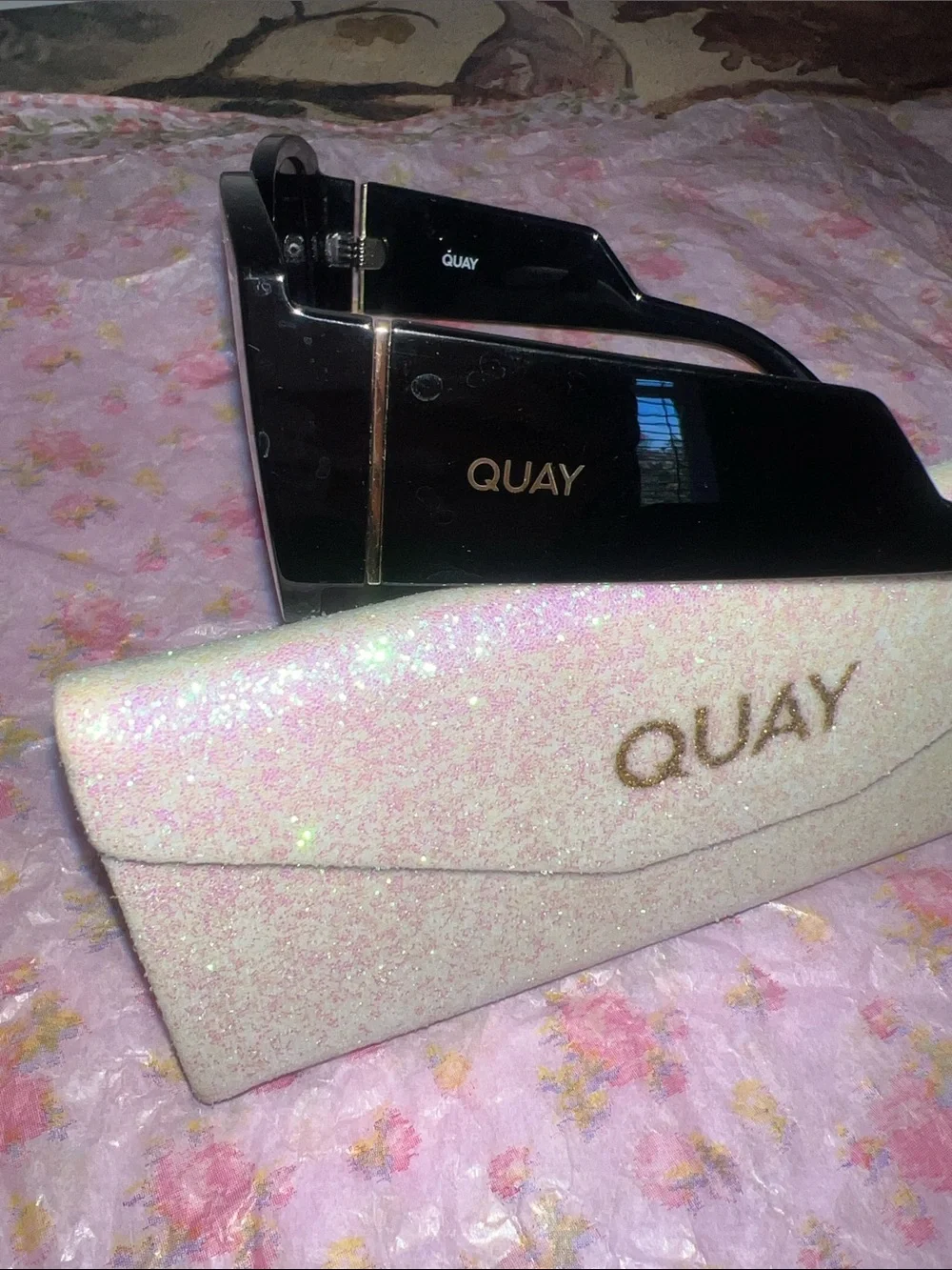 QUAY 🎀💕WHO IS SHE  Oversized Black Gradient Lens Sunglasses 🕶️ 🤍🩷